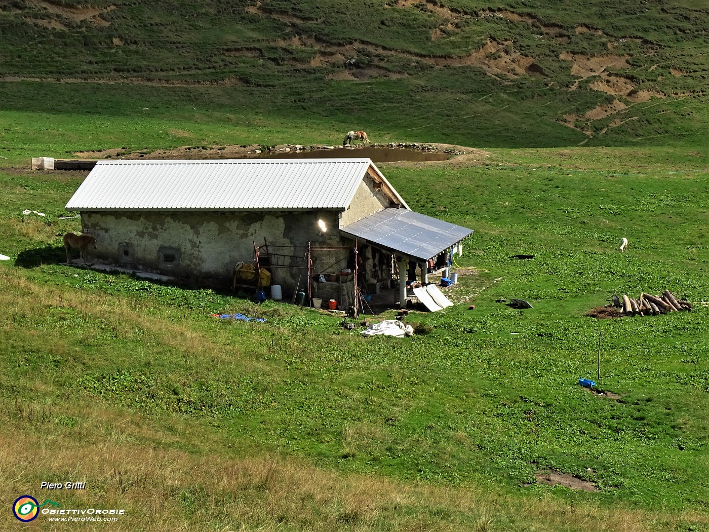 32 Baita Camplano (1840 m) nel pianoro pscolivo .JPG